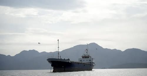 Судно в Ормузском проливе, 12 апреля 2026 года / Reuters