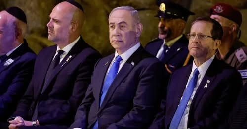 Биньямин Нетаньяху и Ицхак Герцог (по левую руку от израильского премьера) / Reuters