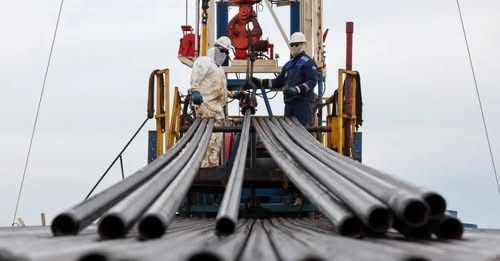 Специалисты работают на буровой установке на нефтяном месторождении Айранколь в Атырауской области, Казахстан, 19 апреля / Reuters