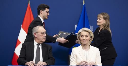 Ги Пармелен (Guy Parmelin) и Урсула фон дер Ляйен (Ursula von der Leyen) подписывают Третий пакет секторальных соглашений в Брюсселе, март 2026 года. Keystone / Peter Klaunzer