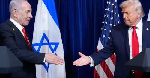 Президент Трамп пожимает руку премьер-министру Нетаньяху на пресс-конференции, 29 декабря 2025 года / ap