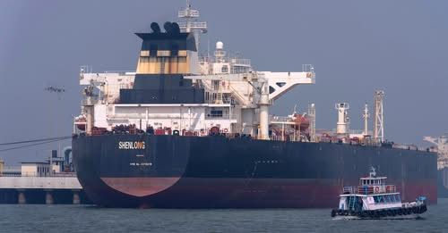 Танкер под флагом Либерии Shenlong Suezmax, перевозящий сырую нефть из Саудовской Аравии / AP