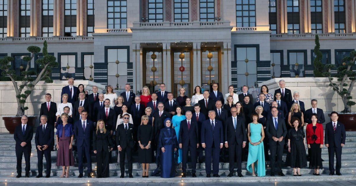 Общее фото участников саммита НАТО в Анкаре, 7 июля