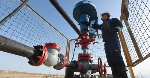 Специалист работает на нефтяном месторождении Айранколь, эксплуатируемом Caspiy Neft, в Атырауской области, Казахстан, 20 апреля 2026 года / reuters