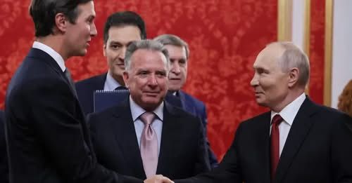 Президент РФ Владимир Путин пожимает руку Джареду Кушнеру, зятю президента США. Спецпредставитель США Стив Уиткофф стоит рядом / reuters