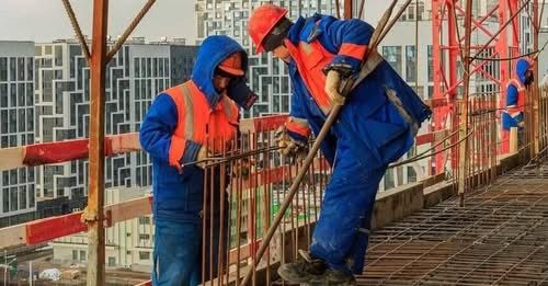 Трудовые мигранты из Узбекистана на стройке