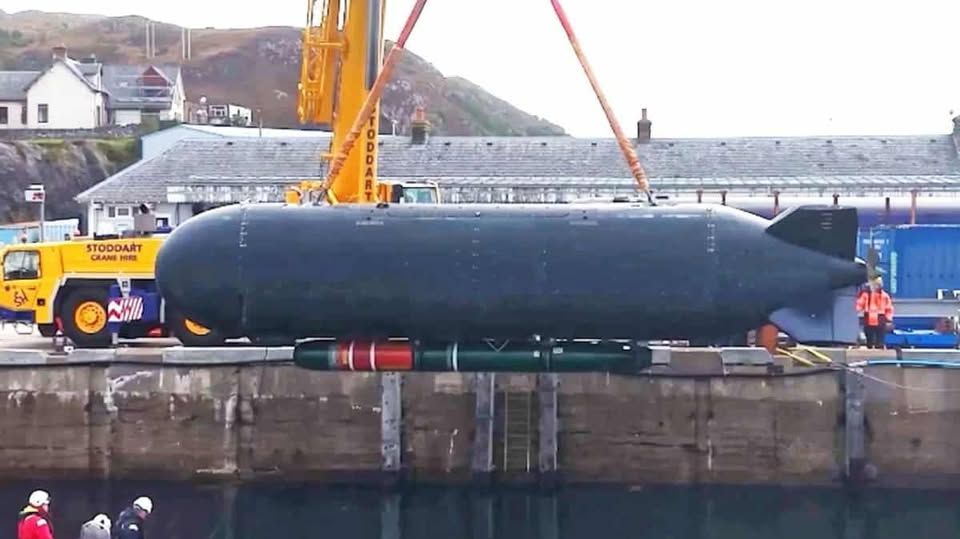 Торпеда Mk 48 закреплена под корпусом UUV Excalibur / © USN