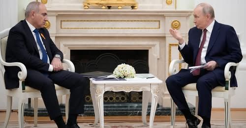 Президент России Владимир Путин и премьер-министр Армении Никол Пашинян беседуют во время встречи в Кремле / ap