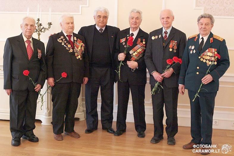 посол России в Литве В.Чхиквадзе с группой ветеранов, награждённых медалью «65 лет Победы в Великой Отечественной войне 1941-1945 гг.»