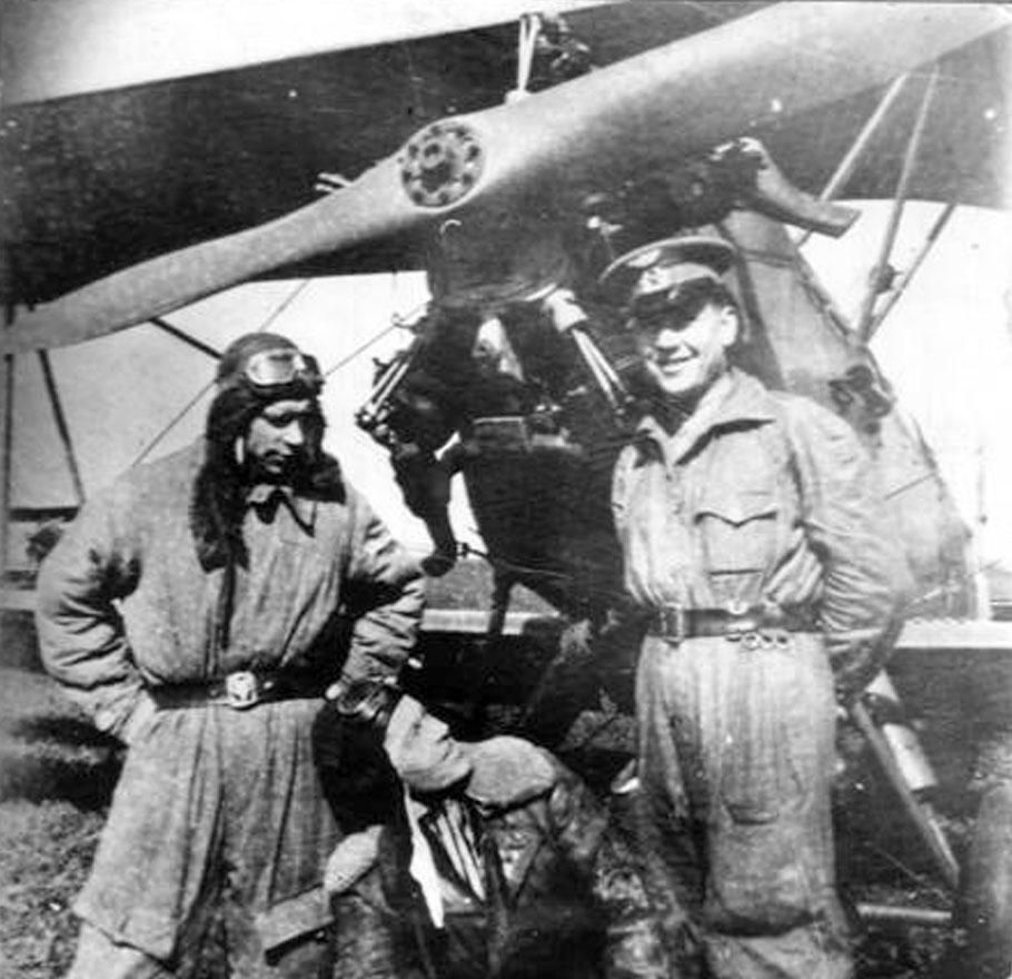 На аэродроме. Венгрия 1945 год. Слева направо: ст. лейтенант Маслов Г.А., сидит ст. л-т Усольцев Г.И., механик самолёта.