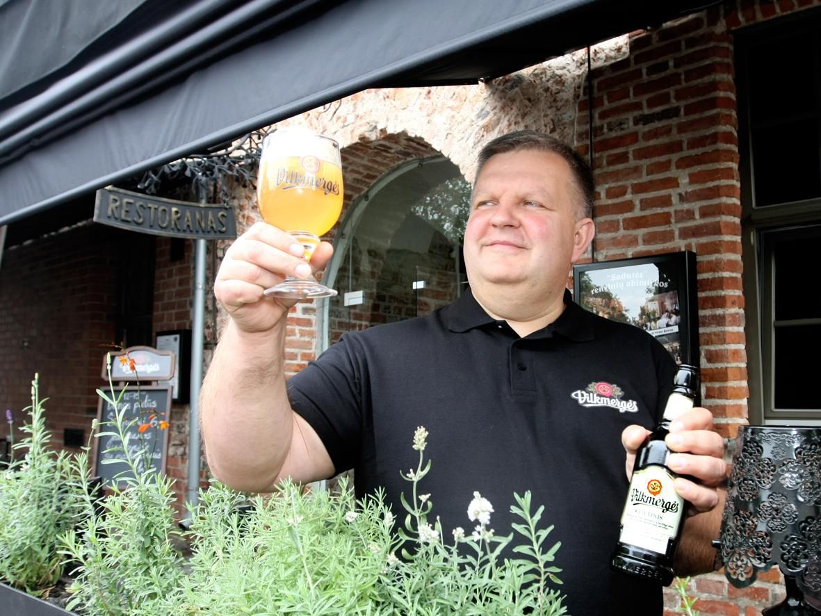 Руководитель пивоваренного предприятия «Vilkmerg?s» Р.Блазаренас делится особенностями дегустации пшеничного пива.