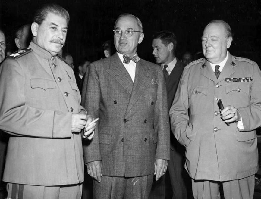 И. В. Сталин, Гарри Трумэн и Уинстон Черчилль перед открытием Потсдамской конференции