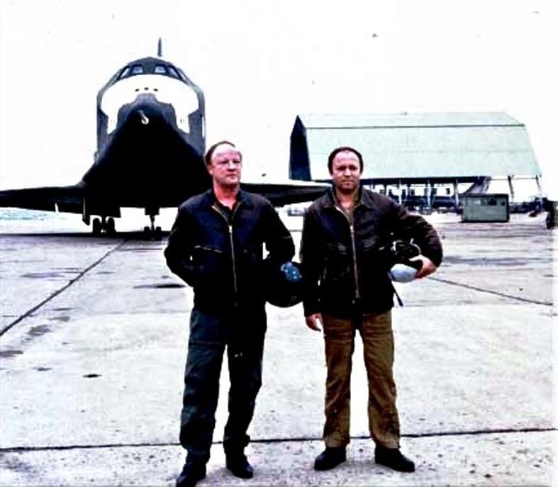 И.Волк и Р.Станкявичюс (справа) после испытательного полёта на «Буране».