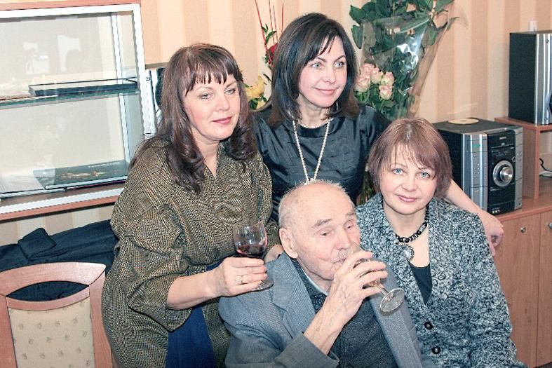 Семья Григория Шило в день юбилея (слева направо: дочки Вилия, Лилия и Наталия)