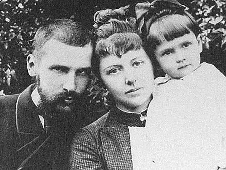 Семья Столыпиных в 1888 г. Столыпину 26 лет, его жене - 29, их первенцу, младшей дочери Марии, - 3 года.