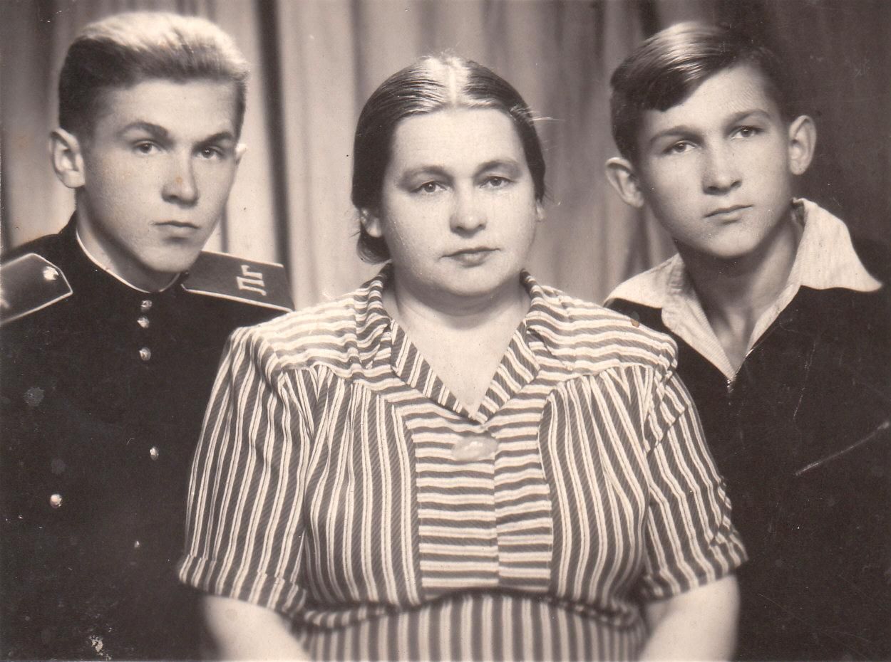 Мария Михайловна, Виктор и Леонид Кузьмичёвы, бывшие узники. 1954 г.