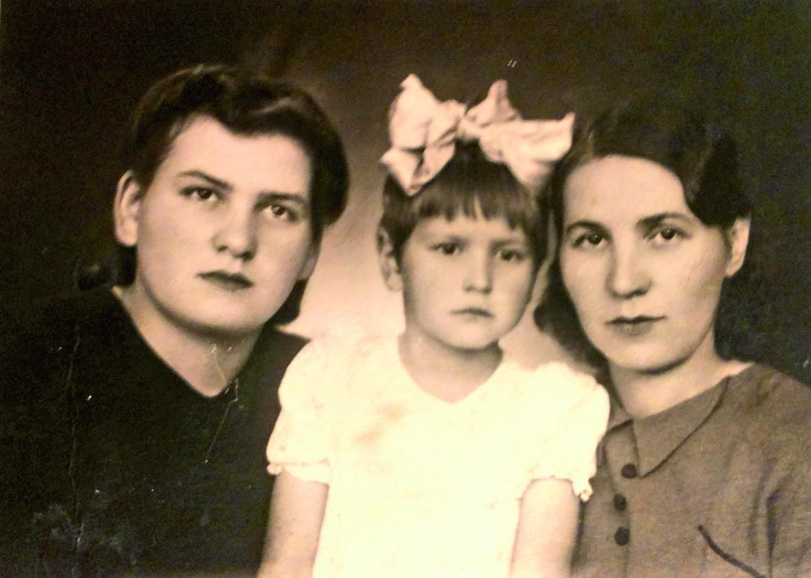 Валентина и Лидия Королёвы с мамой. 1950 г.