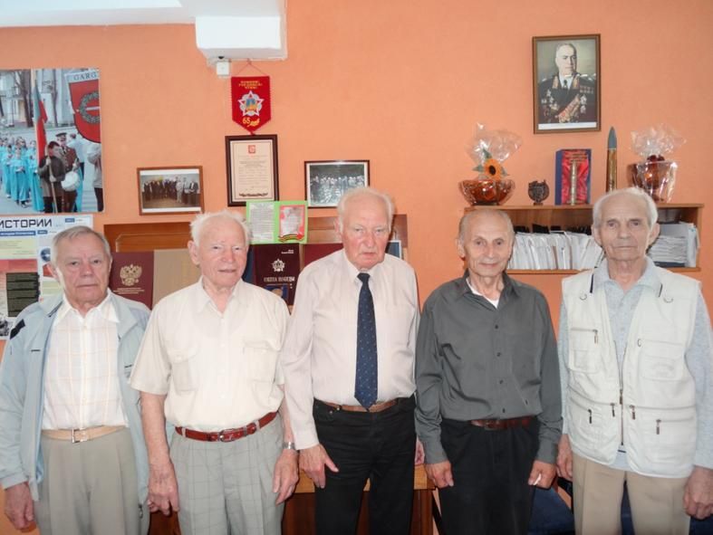 Е.Ковальчук с группой ветеранов