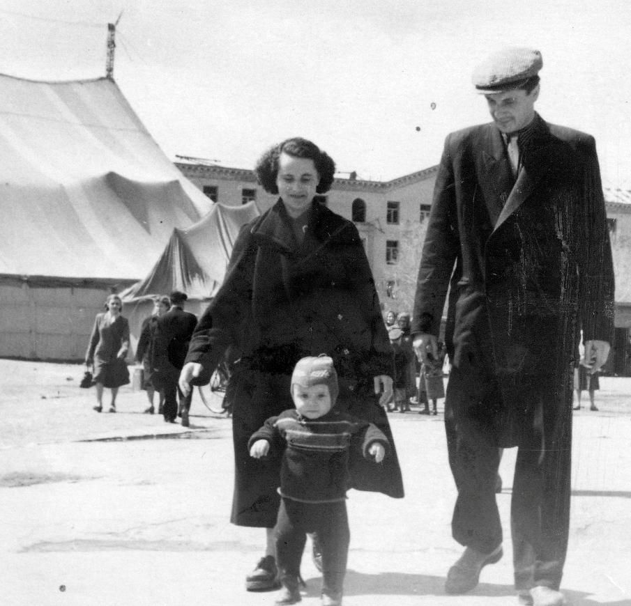 Пятрас Варякойис с родителями - Пятрасом Варякойисом-старшим и Владиславой Станкуте-Варякойене - на фоне передвижного цирка