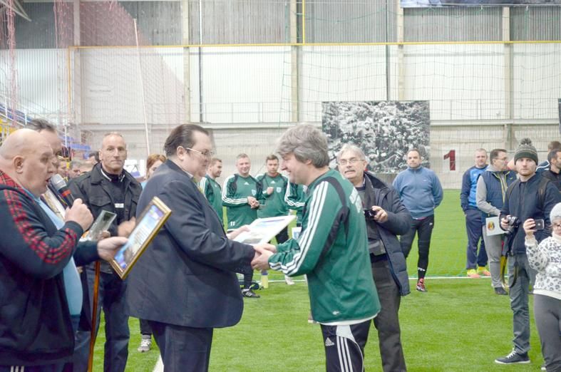 На снимке: почётный президент футбольного клуба ветеранов «Draugai» Артурас Туминас вручает грамоту одному из участников турнира.