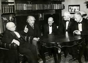 На фото (слева): В.Нернст, А.Эйнштейн, М.Планк, Р.Милликен, Макс фон Лауэ, 1931г.