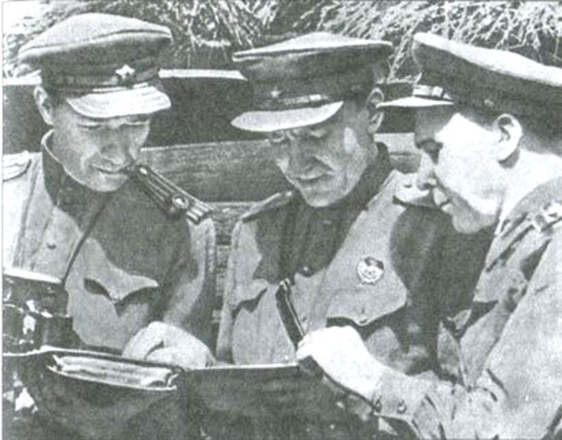 Командование 16-й ЛСД на Курской дуге: командир - генерал Владас Карвялис (в центре).