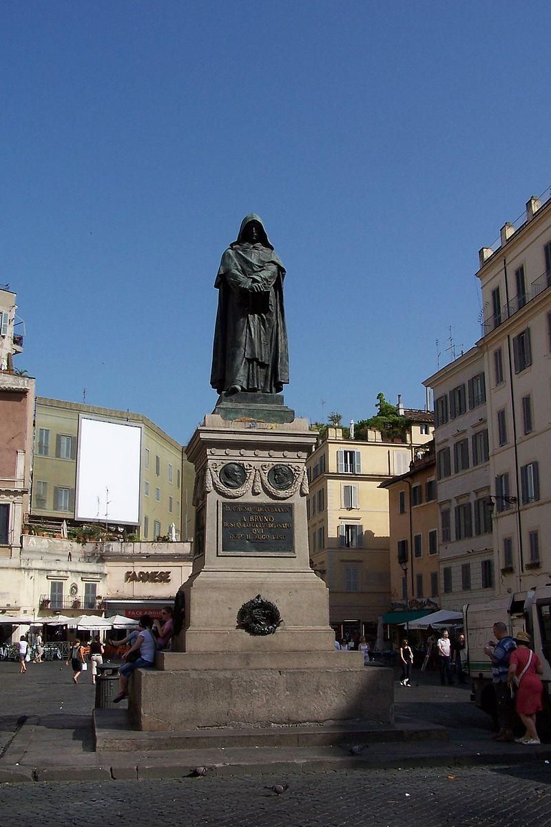 Памятник Джордано Бруно в Риме на Кампо деи Фиори, месте его казни