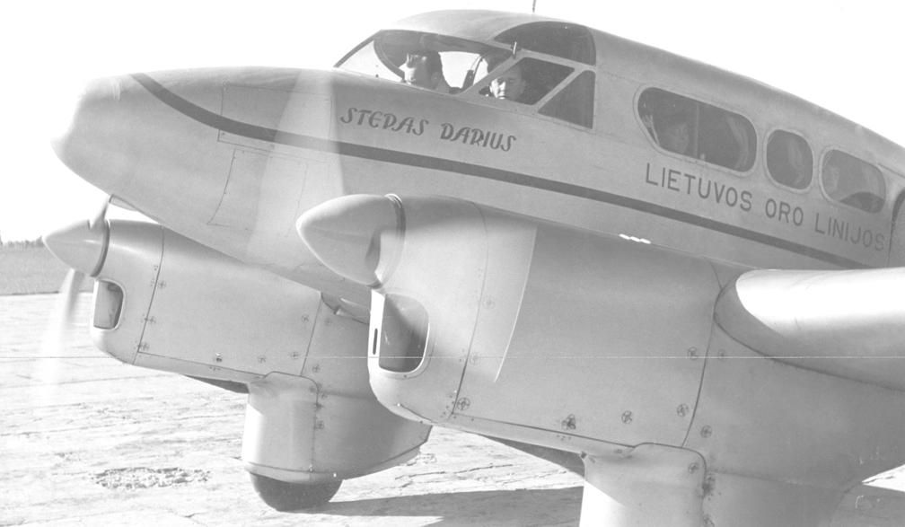 На снимке: Первый литовский пассажирский самолёт английского производства перед первым полётом, 1938 год.