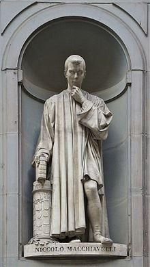 Никколо Макиавелли, статуя у входа в галерею Уффици во Флоренции.
