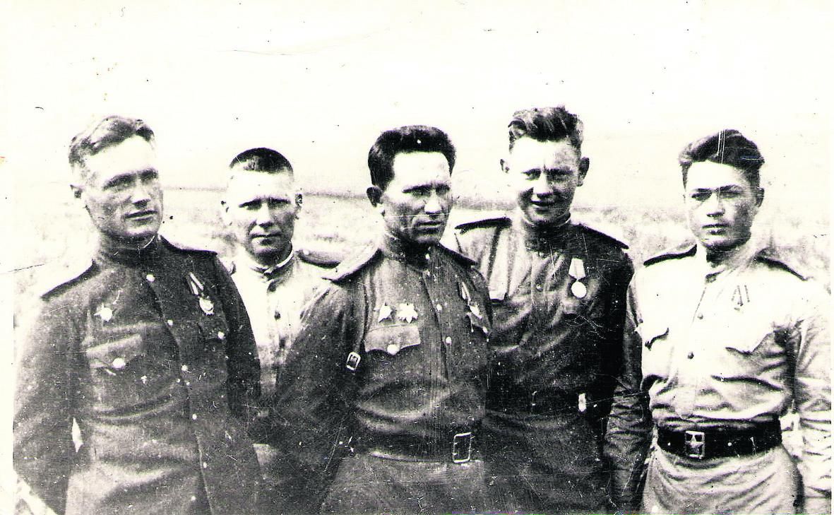 Майор Дмитрий Гарбузов (в центре) среди однополчан. Фото 1944 года.