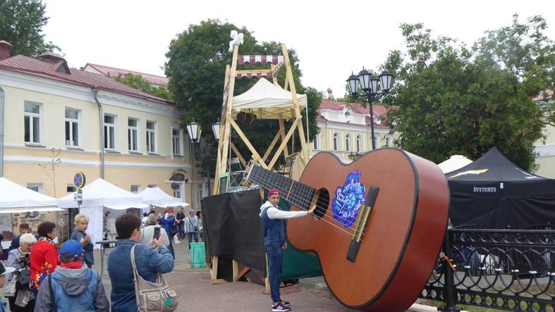 Привезённая из Литвы Витянисом Урбой гитара рекордных размеров была одним из самых излюбленных фонов для фотографий.