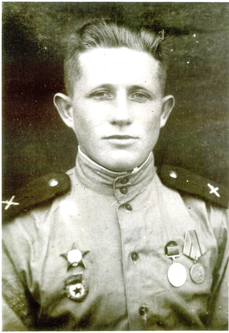 Артиллерист, гвардии старшина Дмитрий Билицкий в Берлине. Фото 1945 года.
