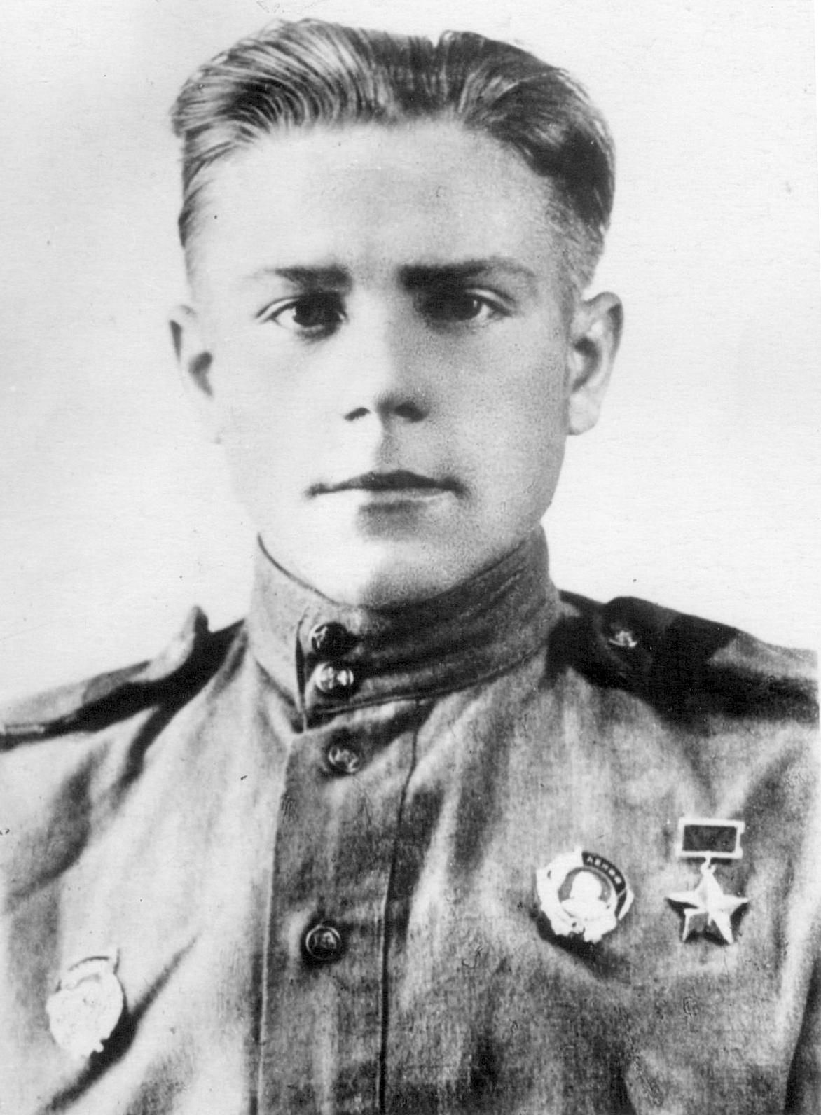 Герой Советского Союза гвардии младший сержант Дмитрий Остапенко, заместитель командира отделения противотанковых ружей. Родился 24 декабря 1924 года, украинец (фото 1943 г.).