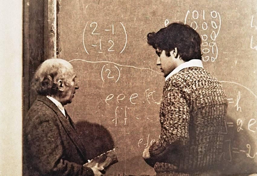 Израиль Гельфанд (слева) и его ученик Алексей Семенов на математическом семинаре (1980-е). Сегодня Семенов - академик РАН.