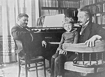 Эйнштейн дома у Эренфестов (1920). На коленях гостя — сын Эренфеста Павлик