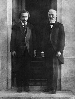 Эйнштейн и Лоренц у дверей дома Эренфеста (примерно 1920 год)