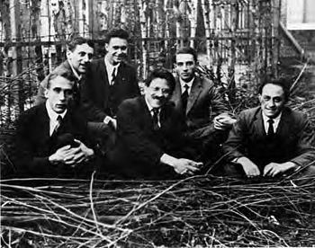 Эренфест с учениками (1924). Слева направо: Герхард Дике, Сэмюэл Гаудсмит, Ян Тинберген, Пауль Эренфест, Ральф Крониг и Энрико Ферми