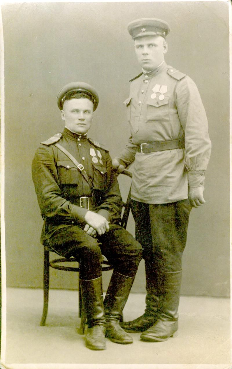 Сержант Михаил Митрофанов (сидит), пограничник 37-го пограничного полка войск НКВД. Вена, май 1945 года.