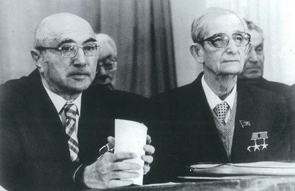 С Ю.Б.Харитоном на общем 150-летнем юбилее (80 лет Ю.Б. Харитону и 70 лет Я.Б.Зельдовичу)