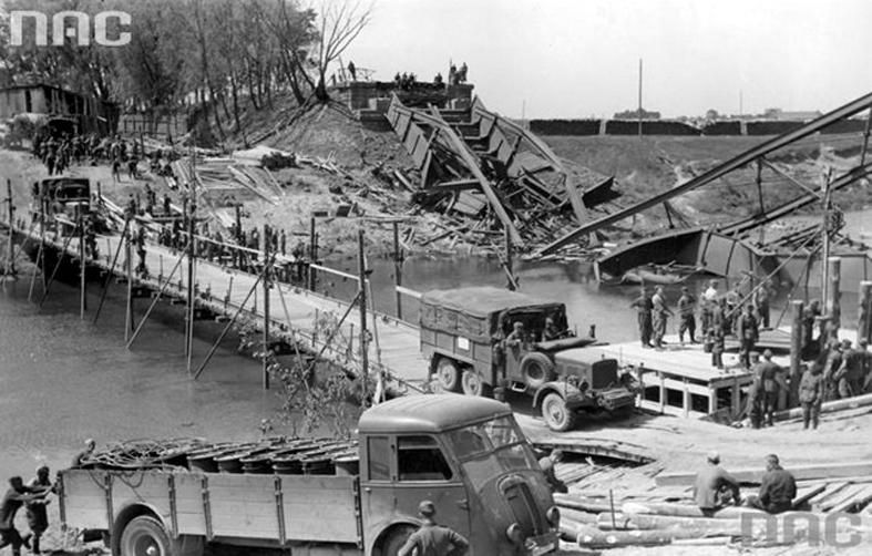 Гитлеровцы восстанавливают взорванный мост через реку Юра в 1941г. Фото: miestai.net.