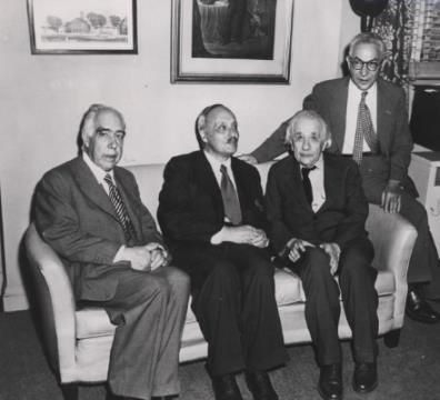 1951 год, Стокгольм, Швеция. Лауреаты Нобелевской премии Нильс Бор, Джеймс Франк и Альберт Энштейн