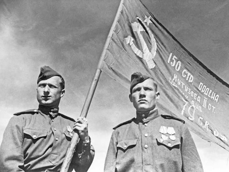 М.Кантария (слева) и М.Егоров со знаменем Победы