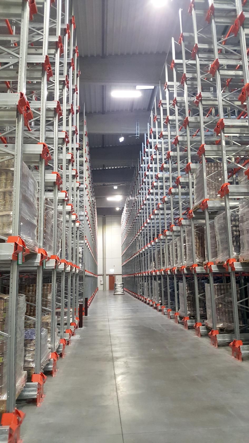 В здании нового склада стеллажи, которые вмещают более 3,5 млн поллитровых банок консервов