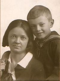 С матерью в 1932 г.
