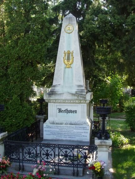 Могила Бетховена на центральном кладбище Вены, Австрия.