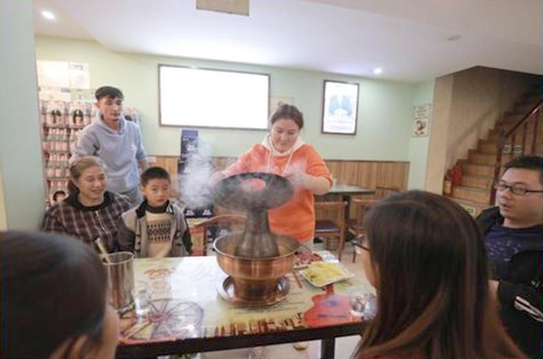 Унгурская семья знакомит жителей Хубэя с кухней Синьцзяна