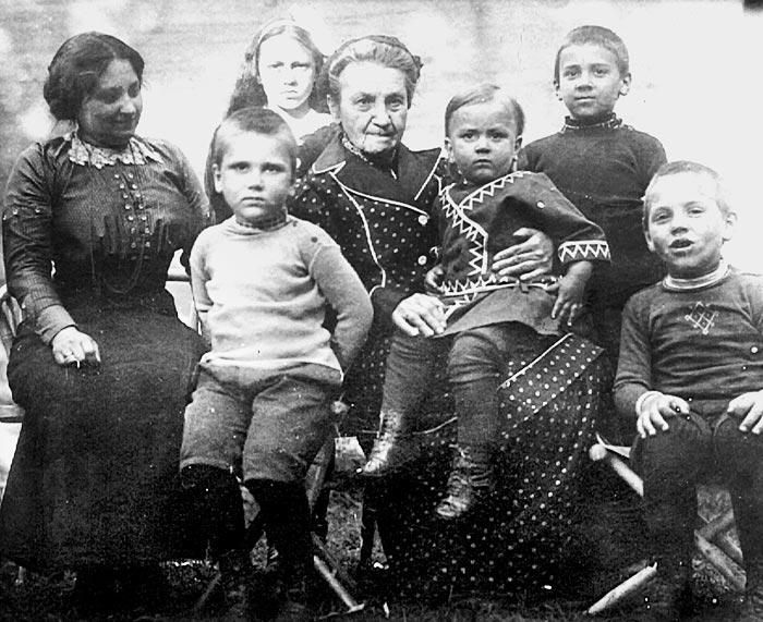 М.В. Келдыш на руках у прабабушки в окружении братьев, сестры и матери (1914−1915 -е гг.)