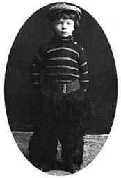 Л. Полинг в возрасте 5 лет на открытке, рекламирующей меховые штаны