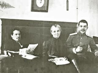 Братья Николай и Сергей Вавиловы с матерью.
