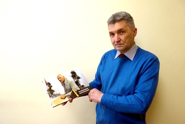 На снимке: Сергей Бусарев с сигнальным экземпляром своего нового издания – воспоминаниями о Владимире Какошкине.